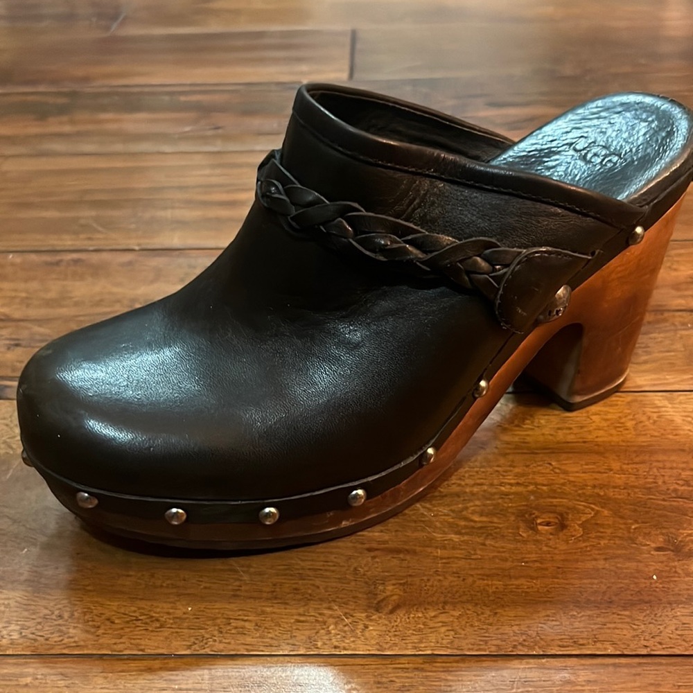𝅺UGG Sz 8 Leather Wood Sole Round Studs Rivets Shearling Lined Heeled Clogs